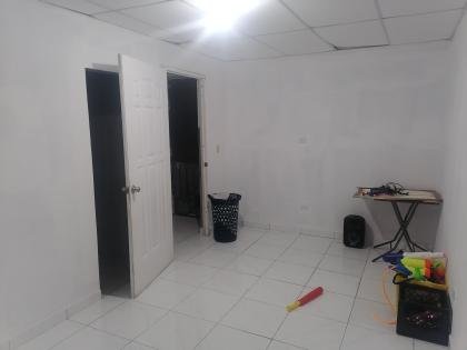 Alquilo cuarto con baño y servicios de luz, agua y wifi incluidos.