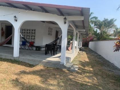 VENDO HERMOSA CASA DE PLAYA EN NUEVA GORGONA AREA TURISTICA A 5 MINUTOS DE LA PLAYA, VIA PRINCIPAL
