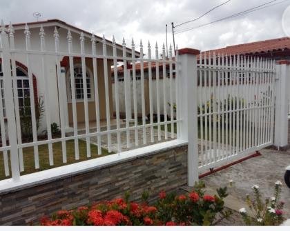 ALQUILO CASA CENTRICA EN VACAMONTE