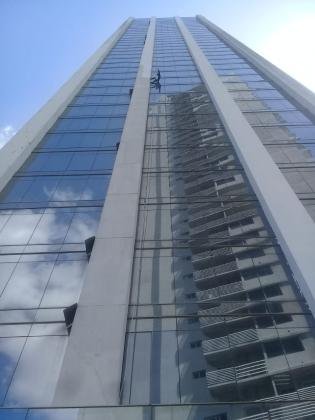 Fachadas que hablan desde lo alto. PINTURA EN ALTURA PTY